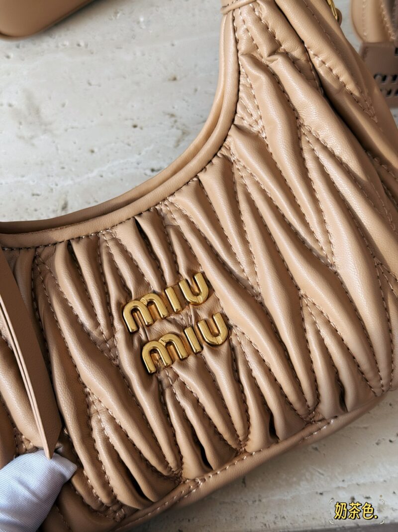 3a63adc010.jpg 210 box
size:22*11cm
MiuMiu girl who can be cool and cute
Miumiu wander bag
Easy to match, can handle any style
The material is very soft
The capacity is also very good
Retro and playful hobo bag shape
It's a bag that I've been taking out almost ev...