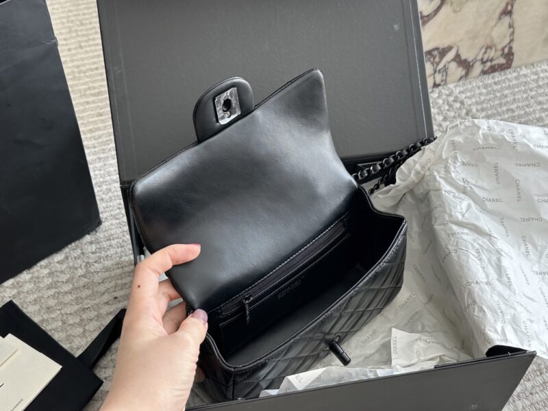3a68bf580b.jpg 230 box
size :20*12cm
Xiaoxiangjia Chanel 23k Leather Chain Handle CF Upgrades Classic~
Can be carried by hand! The bag is very practical!
Sheepskin with light gold buckle, elegant and princess like!