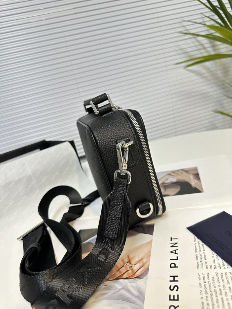 2VH069 PVC Leather Single Zipper
This shoulder bag is made of Saffiano Taiwanese fabric, with simple lines that highlight a striking style. The iconic Saffiano leather material is synonymous with luxury and a symbol of identity for traditional Italia...