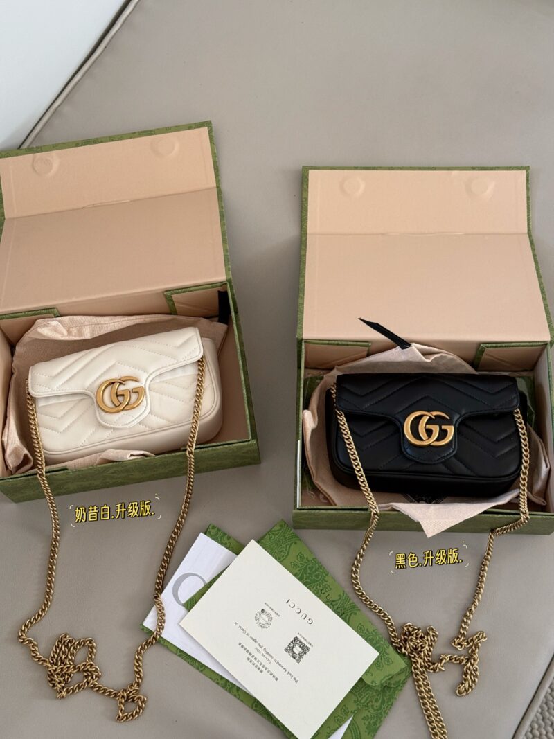 3a89525a02.jpg 195 box
size:16.5cm
GG Marmont's Most Classic Black
Full of atmosphere~
Must buy Mamon bag
Versatile bag that can match any outfit, a must-have for summer