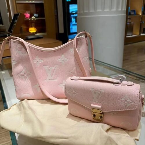 3a997740bc.jpg LV knows how to control women's hearts so well that pink is a must-have