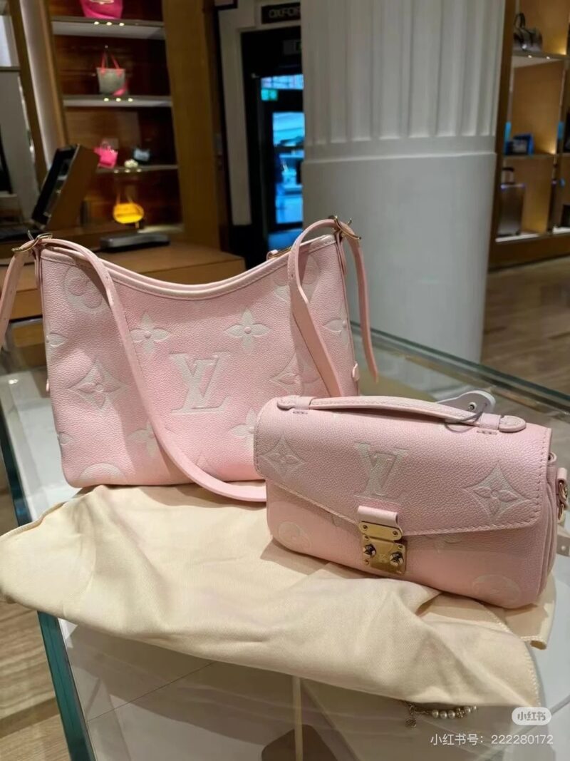 3a997740bc.jpg LV knows how to control women's hearts so well that pink is a must-have