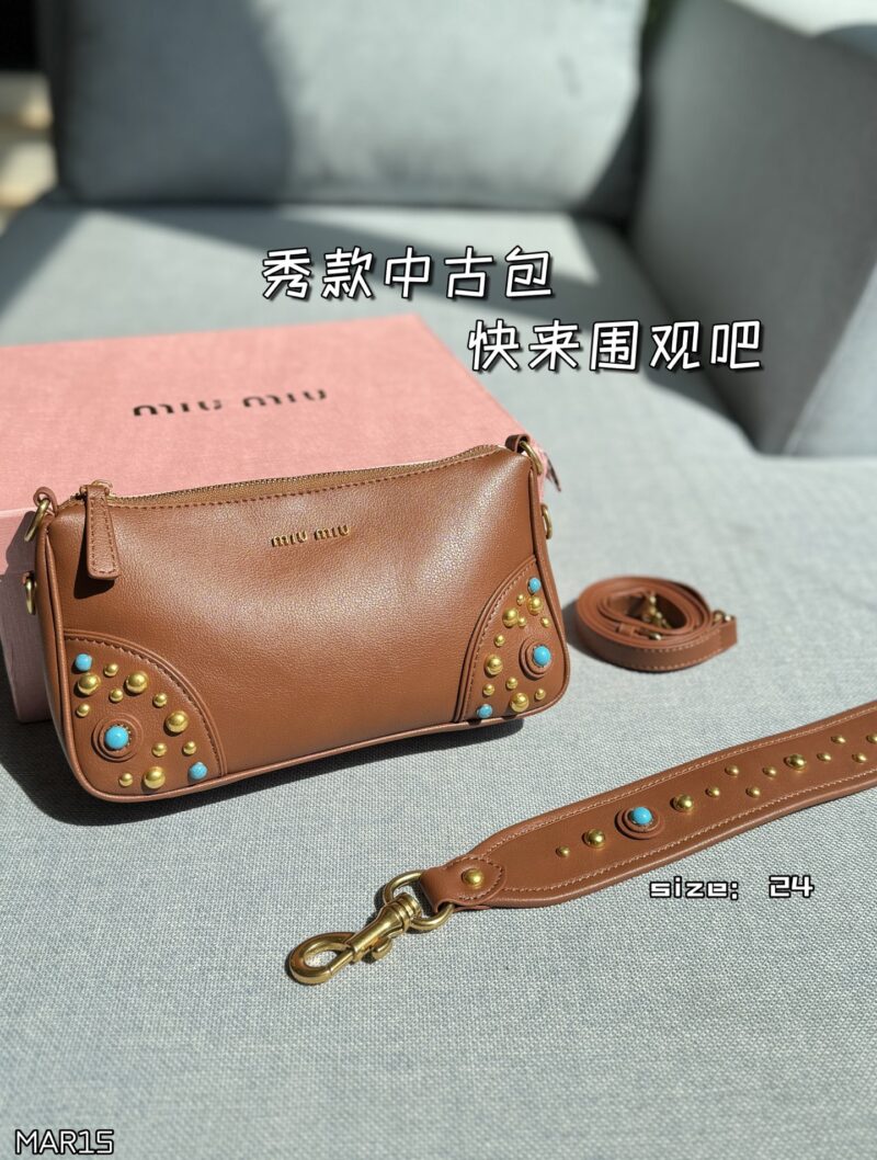 Color card ??
MIU MIU Riveted Underarm Bag Used Bag