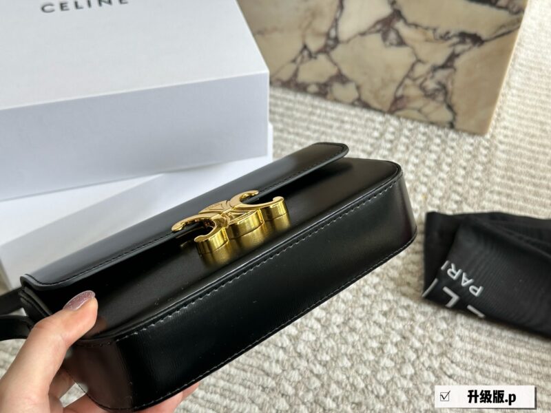220 boxes
size：20*11cm
Celine super beautiful armpit bag Arc de Triomphe
?? Upgraded version for reshipment
Retro sexy versatile small bag
Don't miss it!!
?? Cowhide leather