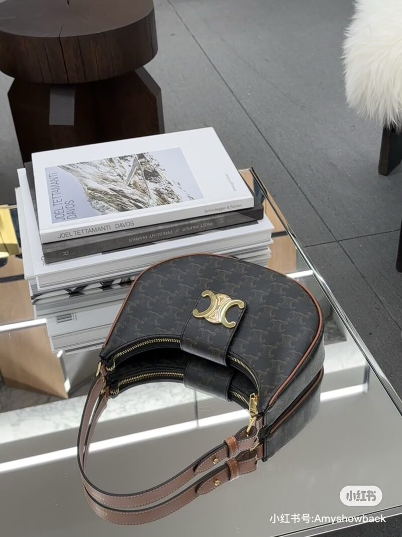3aabd4ae37.jpg Celine's Ava Underarm Bag, a vintage flower, has released a new big logo. It's on the market, just a stroll in the store
I had no idea about this new product being launched
But compared to the old Ava, the new Ava
Feeling exaggerated, I instantly wan...