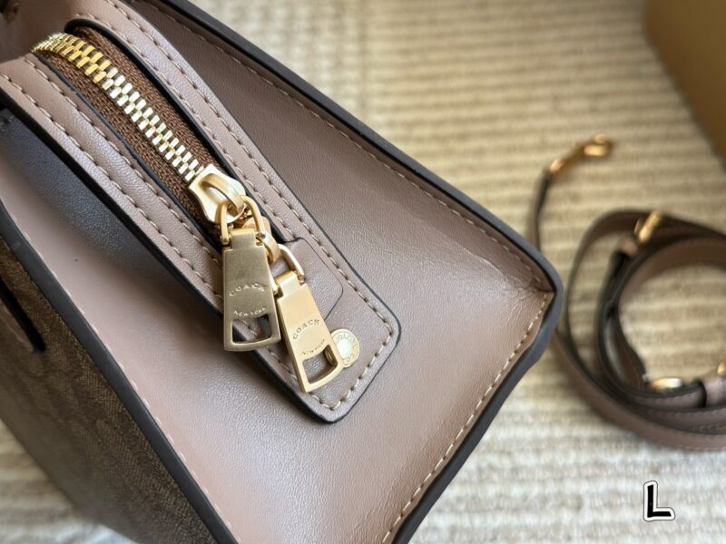 3aad40b7fb.jpg ¥ 225 COACH January New Product
Classic printed Andrea shoulder bag
Andrea Carryall achieves a perfect balance between fashion and functionality. It can not only be carried as a crossbody, but also classic and versatile. 22/17 matching gift box