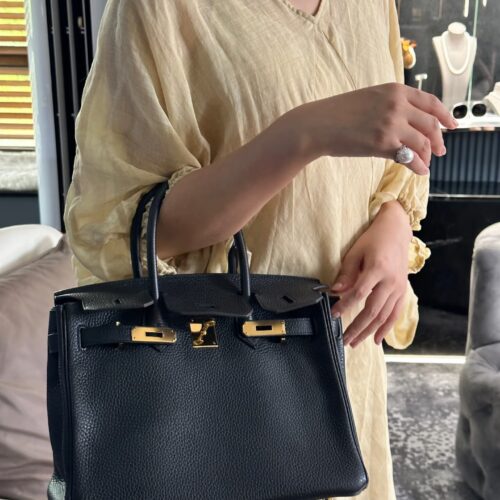 Hermes Birkin 30 | Classic Creation
TT Hermes Birkin 30, that's a god like presence in the fashion industry! Its design is simple and grand, without any unnecessary decorations, yet it exudes an elegant style. Every line is smooth and natural, perfec...
