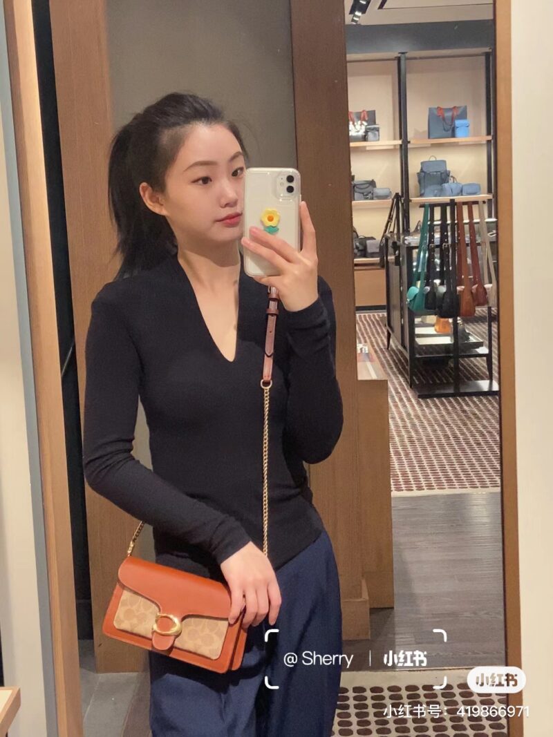 COACH Tabby Family New Member
That's right~The new member of tabby0, also known as the open hanging version, is an 18 centimeter mini version
The point that touched me this time is that Clogo's buckle is wrapped in full leather
The color tone of the ...