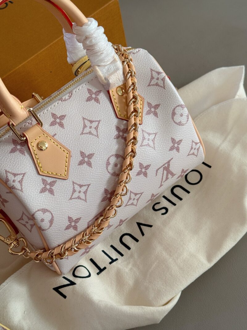 3ad2c9511f.jpg 275 boxes
size:18*12cm
L's speed 18 Qixi New Style
A cute little one, suitable for wearing a dress in summer
Match various small accessories into your favorite bag,
Plus the pink and tender sand dune color scheme, who doesn't love it!