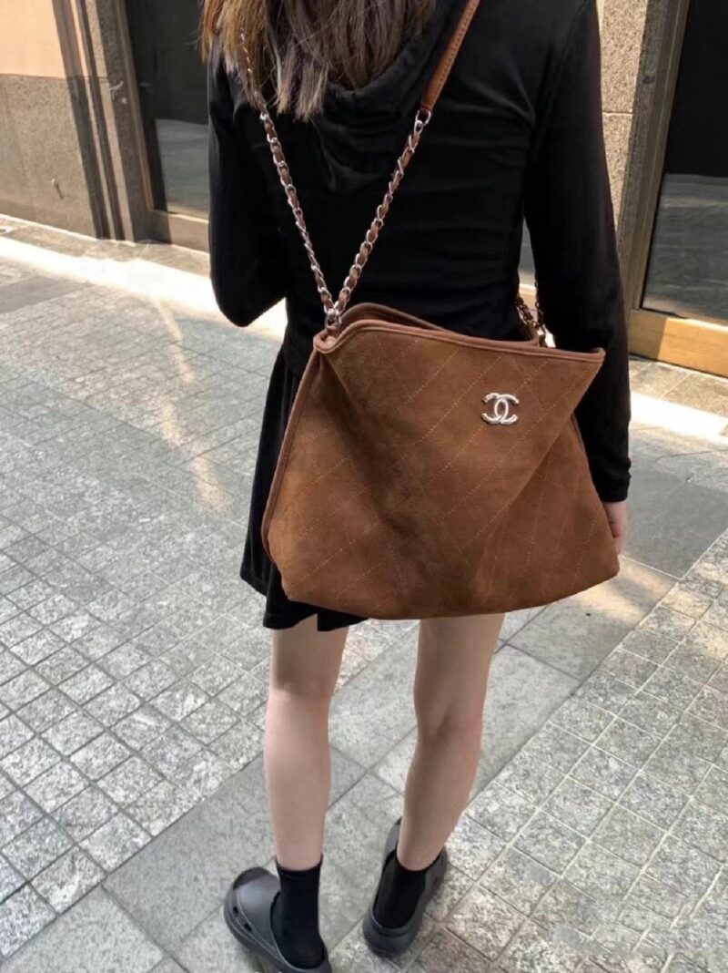 3ad84082e9.jpg CHANEL understands too well, madam, right
I can think that this CHANEL suede hobo is really suitable for daily carrying
And the big bag is very easy to use. I really like this kind of big bag that can be packed when going out
Let me see who doesn't l...