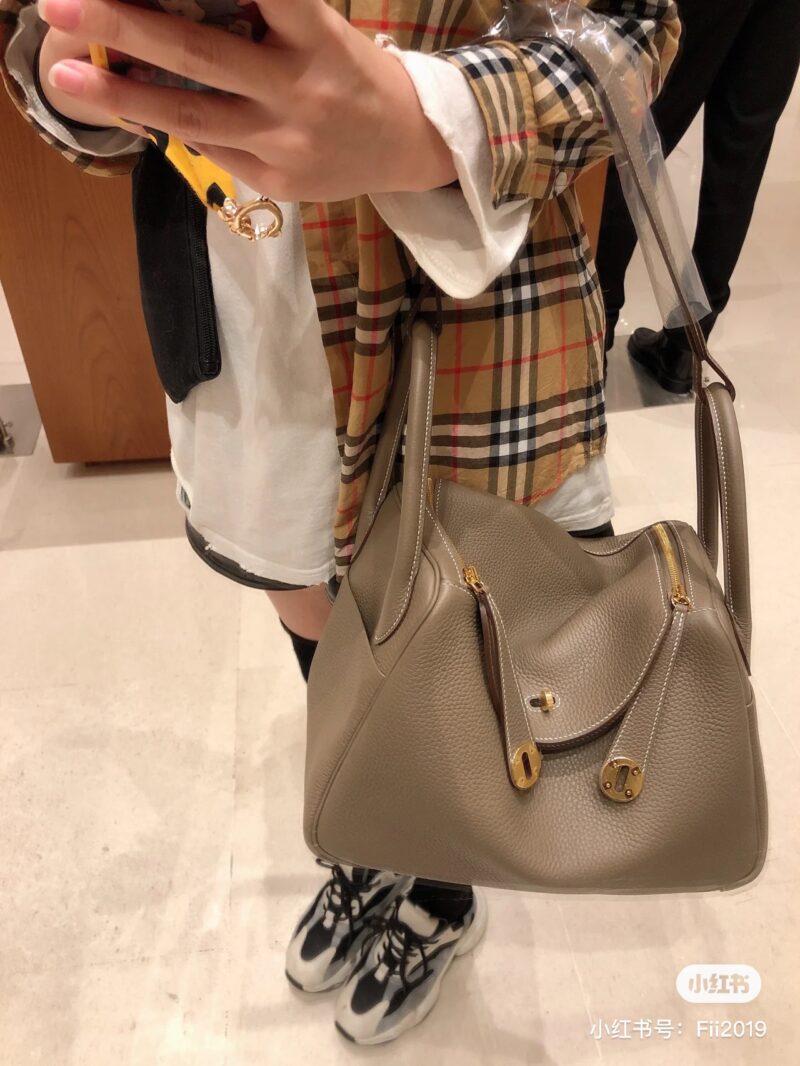 Commuting Treasure Bag - Head Layer TOGO Leather 26 Lindy Bag
If it is necessary to have a commuting bag
I would choose the 26 Lindy bag
Large capacity bag body
Soft and sticky top layer cowhide exudes a sense of luxury
Single shoulder back is partic...