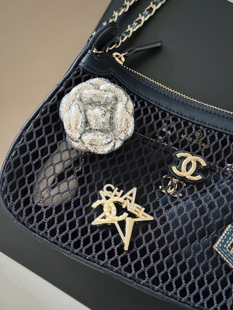 3ae1b88279.jpg 210 230 (brooch) box
size:26*16cm
Xiaoxiangjia 25S fishing net bag
You can DIY it perfectly with the brooch! ( ?? The style of the brooch is fixed! )
It's too fragrant to love
There is also a small card bag inside, which can hold some chang...