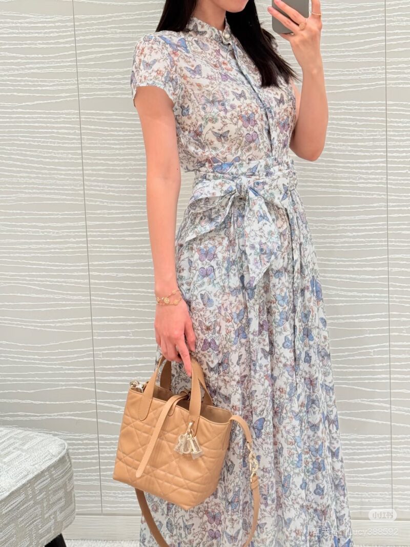 3aeac52943.jpg Dior indigenous bag is very suitable for light pairing in summer