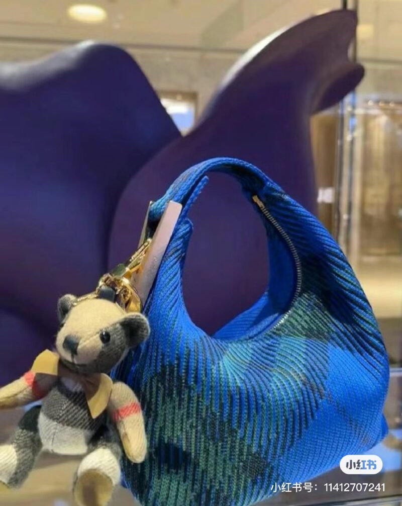 3b06478a66.jpg Burberry peg bag | 2024 best-selling bag
Drum shaped lunch box bag paired with knitted fabric
There is a kind of familiar nostalgia that blends in again
Burberry's iconic checkered pattern
There's a little more British style~
I especially like the me...