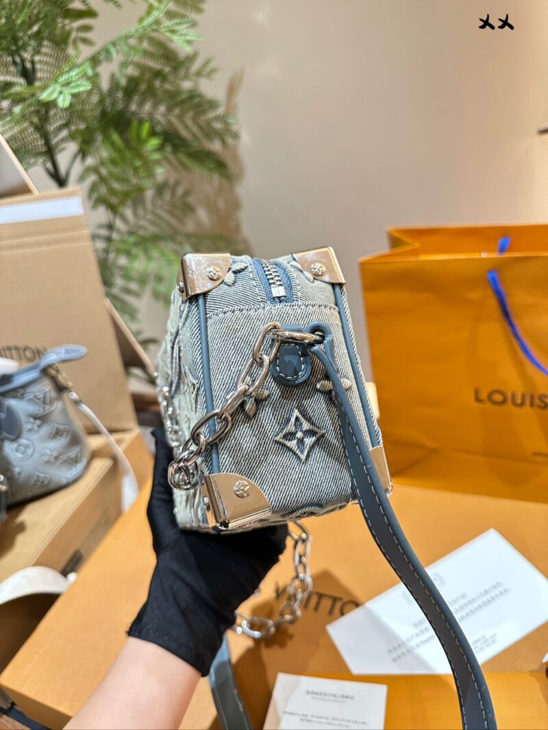 LV denim small box bag that incorporates some futuristic feel
I personally love the 2024 vacation series so much. The futuristic fashion in science fiction movies has a visual effect, so I couldn't wait to flip through this season's new bags. The use...