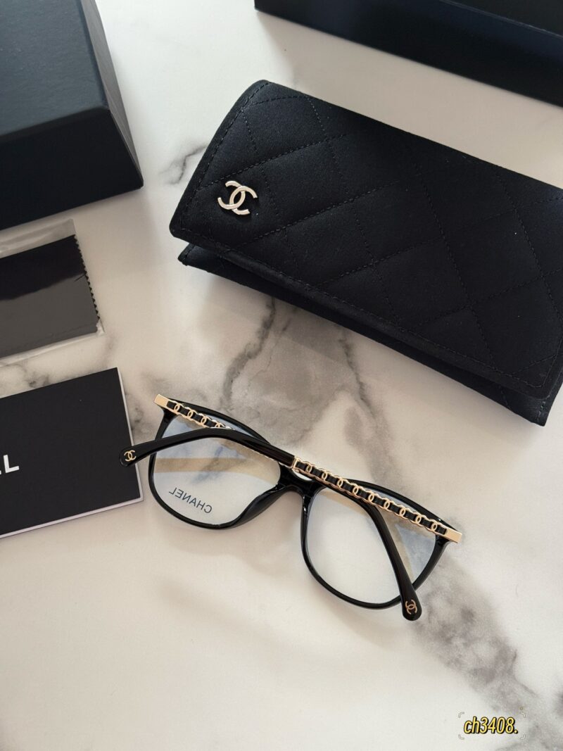 3b1b9b0262.jpg 195 complete packaging upgrade version
Xiaoxiangfeng Invincible Black Frame Plain Mirror ∞
Wearing it without makeup is absolutely stunning!
Ch3408 is truly the "out of stock king" and the bare black frame on my heart
The side face shark looks so s...