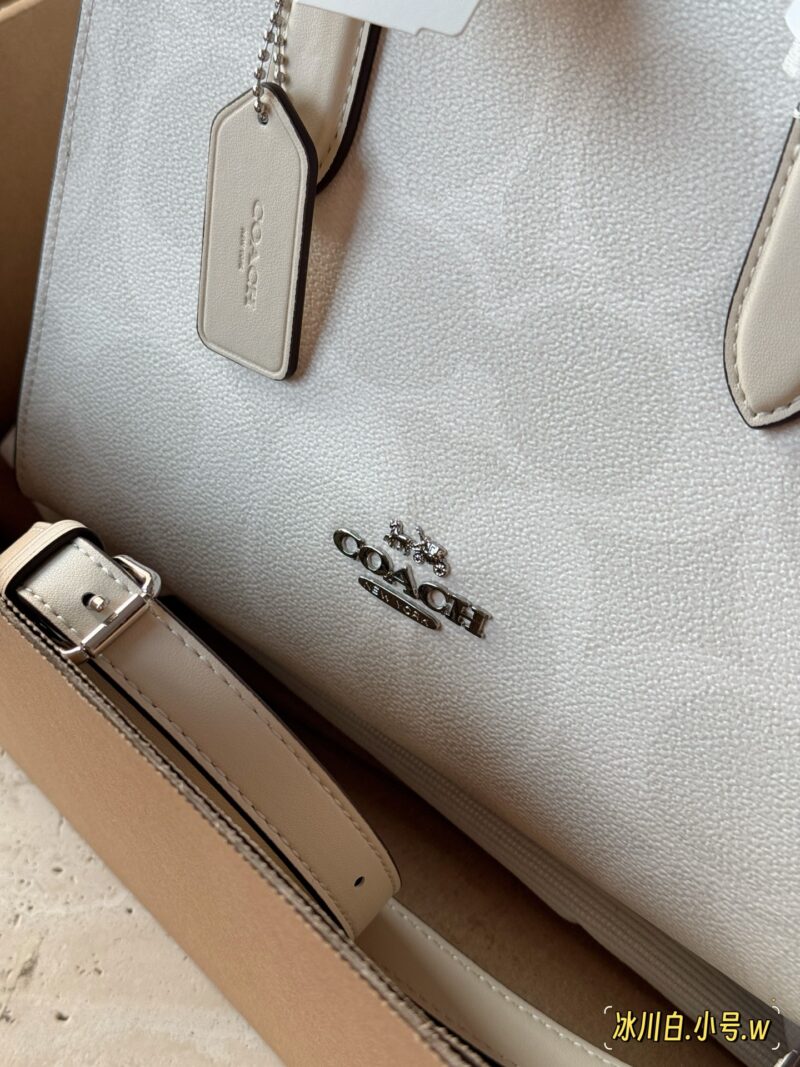 3b239b5a60.jpg 265 box
size:25*19cm
Maggie's exquisite tote from C family
Old Flower Small Tote Bag Type
Handheld exquisite and versatile crossbody with elegant temperament!