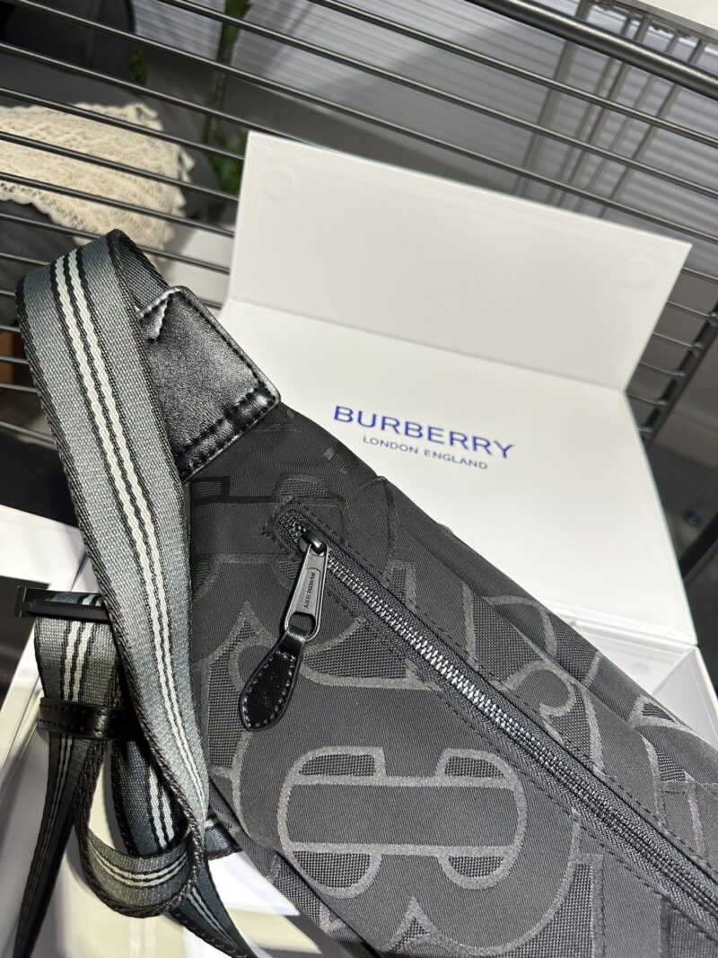 3b4f9e6c6a.jpg Black BURBERRY New Year NY ? Mlb Co branded Super Western Chest Bag/Waist Bag Premium Version Fabric is custom-made and is N levels higher than the black ones on the market, with perfect embroidery inside and a complete set of hardware logos. Size ...