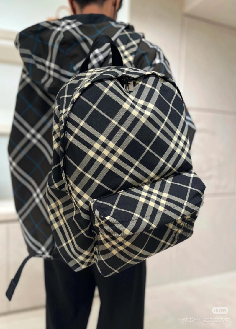 3b6cc0ff0e.jpg Burberry plaid backpack 8 @ @ This article is enough. 4BURBERRY backpack has a very large capacity
Laptops and some office materials needed for daily travel can be accommodated. The shoulder straps and breathable design at the back are also very user...