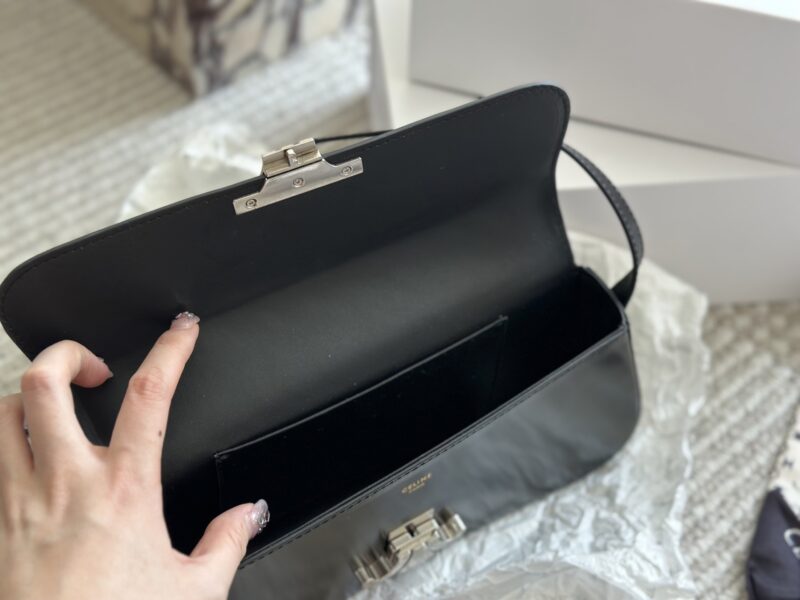 3b7c7e048b.jpg 230 box
size:28*12cm
Celine's new black silver LOLA handbag
The new season's LOLA silver hardware color scheme is even more cool and vibrant
