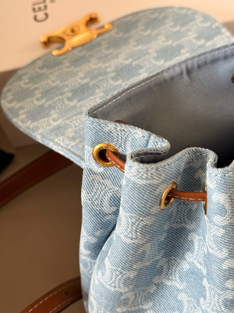 3b83a469ac.jpg 240 boxes
size:18*22cm
Versatile small backpack for all seasons
Celin Triumphal Arch Cowboy Backpack
Practical and full of retro feel
Although compact, it is very easy to fit,
A small backpack suitable for carrying all year round!