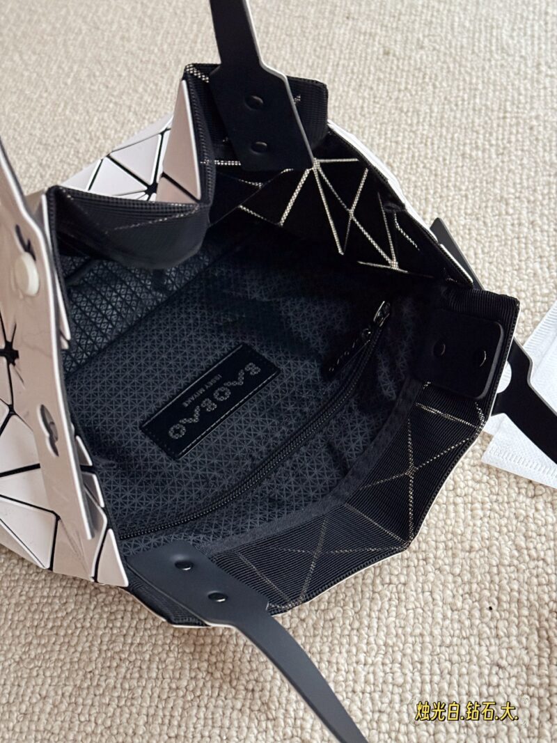 3b9bfd4eea.jpg 195 no box upgrade
issey miyake BAOBAO
Miyake Life Carat Diamond Series
Size 23 * 23cm
Perfect for summer
Light and convenient, small and fresh~
By folding the side sandwich, the bag body shows a plump appearance.