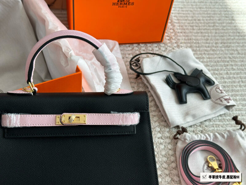 Color blocking ￥ 275
Leather Palm Pattern Gift Silk Scarf Pony Pendant Hermes Kelly Hermes Palm Pattern Calfskin, Material Imported, Size: 28cm. If you like this style, you must take it off. Original mold customization for shipment, hardware with lo...