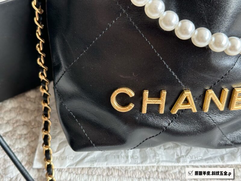 3bf4ea7658.jpg 295 original sheepskin box
size:20*20cm
Xiaoxiangjia Mini 22bag
The scaled down 22bag looks particularly cute and playful,
The first layer is made of calf leather material,
Soft and lightweight!
Search for garbage bag mini