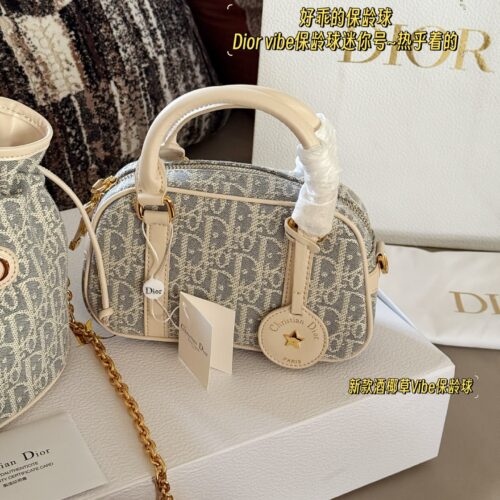 270 boxes
size：20*12cm
D Home VIBE | Pillow Bag
Don't think I'm young, but I'm very good at pretending!
Summer25 new SIZE bowling bag, really looks great!