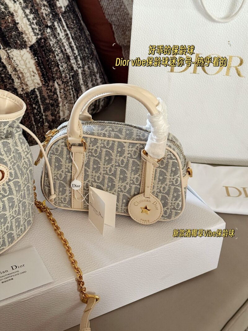 270 boxes
size：20*12cm
D Home VIBE | Pillow Bag
Don't think I'm young, but I'm very good at pretending!
Summer25 new SIZE bowling bag, really looks great!