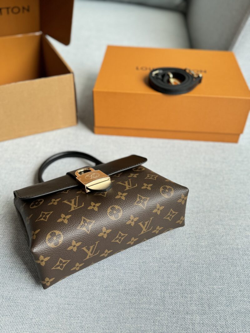 3c1e67cf85.jpg 220 Complete Gift Box Set
size:22×15
LV Locky BB Lock Head Bag Shoulder Cross Shoulder Handbag Heavy Metal Steel Hardware 163 Variable Frequency Chip
Never buy LV locky bb lock bag because you will really fall in love with this bag
Design of cowhi...