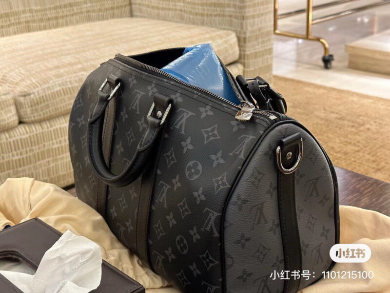 3c2df49bb1.jpg A super practical travel bag can actually be both cool and stylish
LV keepall 35
One of Louis Vuitton's most classic bags
Characterized by strong practicality and high resale value
Almost every celebrity blogger at home and abroad has one
Fashion ite...