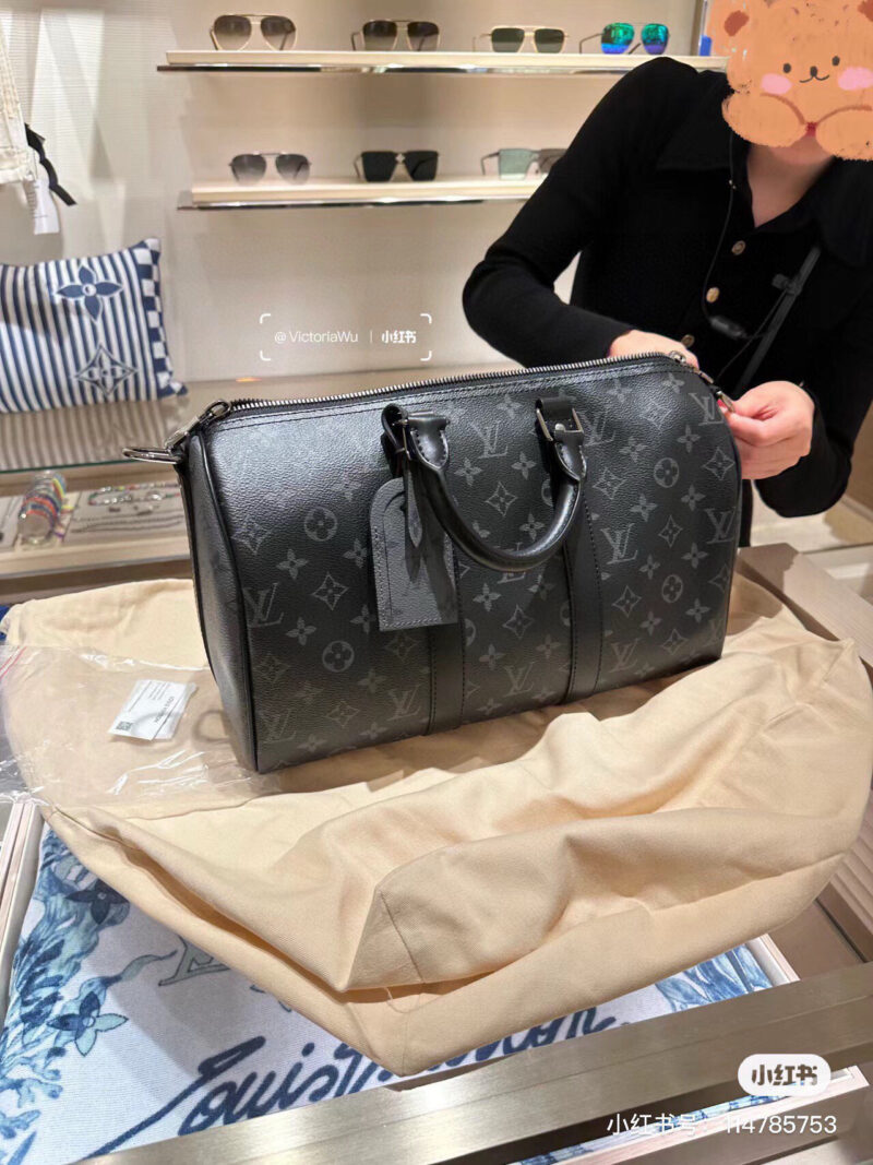 3c3e86818c.jpg A super practical travel bag can actually be both cool and stylish
LV keepall 35
One of Louis Vuitton's most classic bags
Characterized by strong practicality and high resale value
Almost every celebrity blogger at home and abroad has one
Fashion ite...