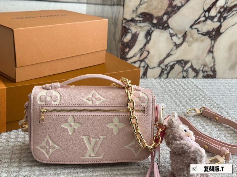 3c43927d07.jpg 300 boxes
size:21*13cm
L's new small postman Metis
Freshly baked colors in spring and summer
The perfect sized LV mailman bag is here
The usage rate is super high!
Cute and lovely finally!! It's out!