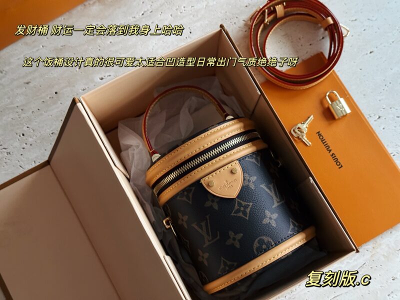 285 sets of complete packaging reprints
size：12.5*15cm
L family cans bucket bag
The newly released small account of the Wealth Bucket
So cute! Nano Money Bucket
The more you use it, the more fragrant it becomes!!!