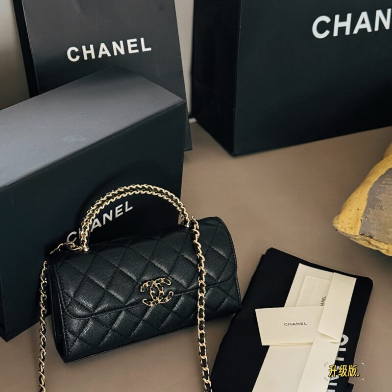 215 with packaging
size：19*10cm
Xiaoxiangjia 25skewly mobile phone bag
Kelly has made a comeback again
Little Kelly Grandma/Exquisite and Cute/
Putting down the phone is not a problem at all
Can be carried by hand or slung diagonally
The caviar cow...