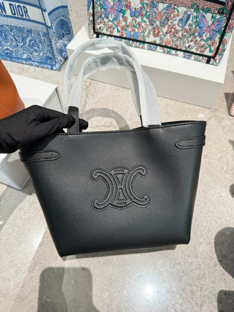 3c6011c484.jpg Actual delivery photo p215
Celine's new tote bag
This coffee tote bag has a new size and is so cute! Although it is a mini, the capacity is very good, and the simple design is also easy to match. There is a belt on the side of the bag that can be tig...