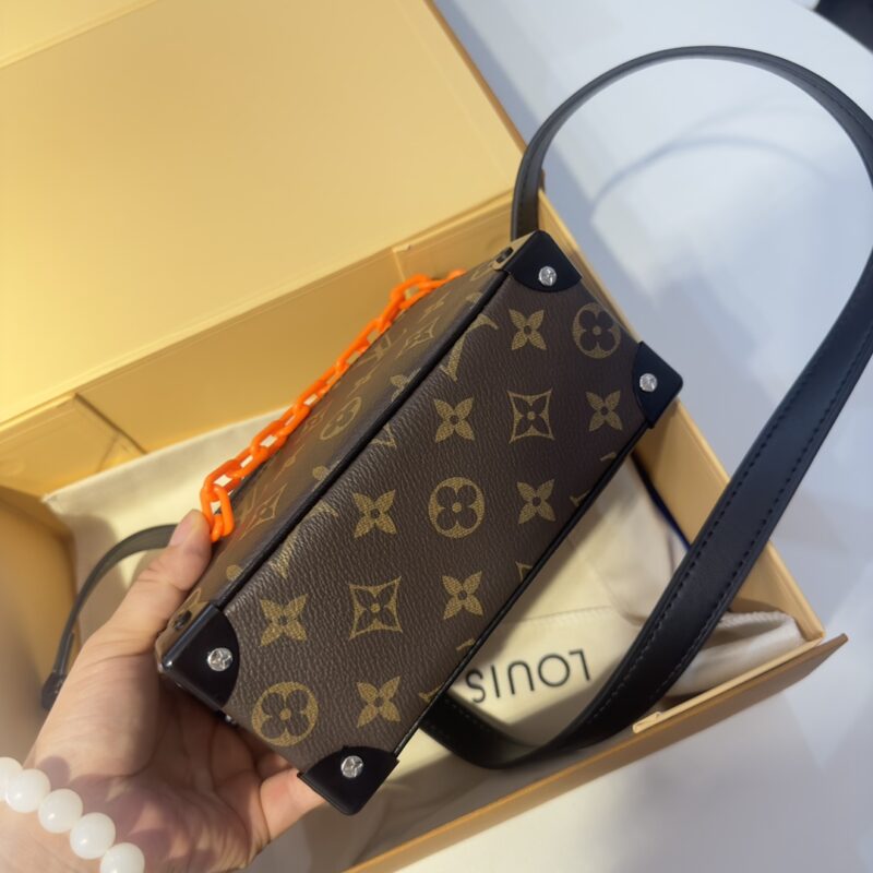3c608b1ab6.jpg Copy of original order ? MINISOTTRUNK handbag features the iconic Monogram print paired with contrasting resin chain straps, creating a delicate and charming design. This charming handbag has sharp edges and elegant connotations, showcasing a mod...