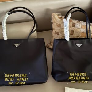 190 without box
Size: 32 * 28cm (small)
36 * 30cm (large)
The evergreen tree of the medieval era
Minimalist daily practicality
Prad Handheld Underarm Tote
Black recycled nylon handbag shoulder bag
Practical lightweight commuting bag basic model!