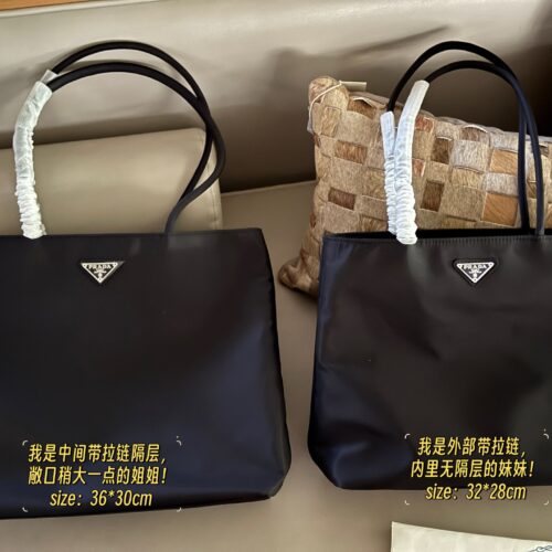 190 without box
Size: 32 * 28cm (small)
36 * 30cm (large)
The evergreen tree of the medieval era
Minimalist daily practicality
Prad Handheld Underarm Tote
Black recycled nylon handbag shoulder bag
Practical lightweight commuting bag basic model!