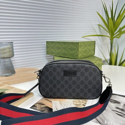 Cowhide Flower Model: 476466 Black
Cowhide version~Gucci ? The latest collection of Gucci Ophidia waist bag, chain bag, paired with the original ebony colored cowhide~This vintage style is particularly strong, with the original hardware inside! The...