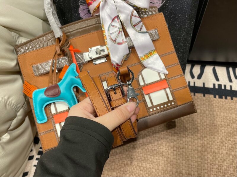 3c918a3a94.jpg Folding box ? Airplane Box
Hermes new Birkin house handbag
The elements of the house seem to bring fairy tales into reality
Unique and adorable, absolutely eye-catching ??
Open the mouth, pick up the casual, lazy and buckle up temperament
Exqui...