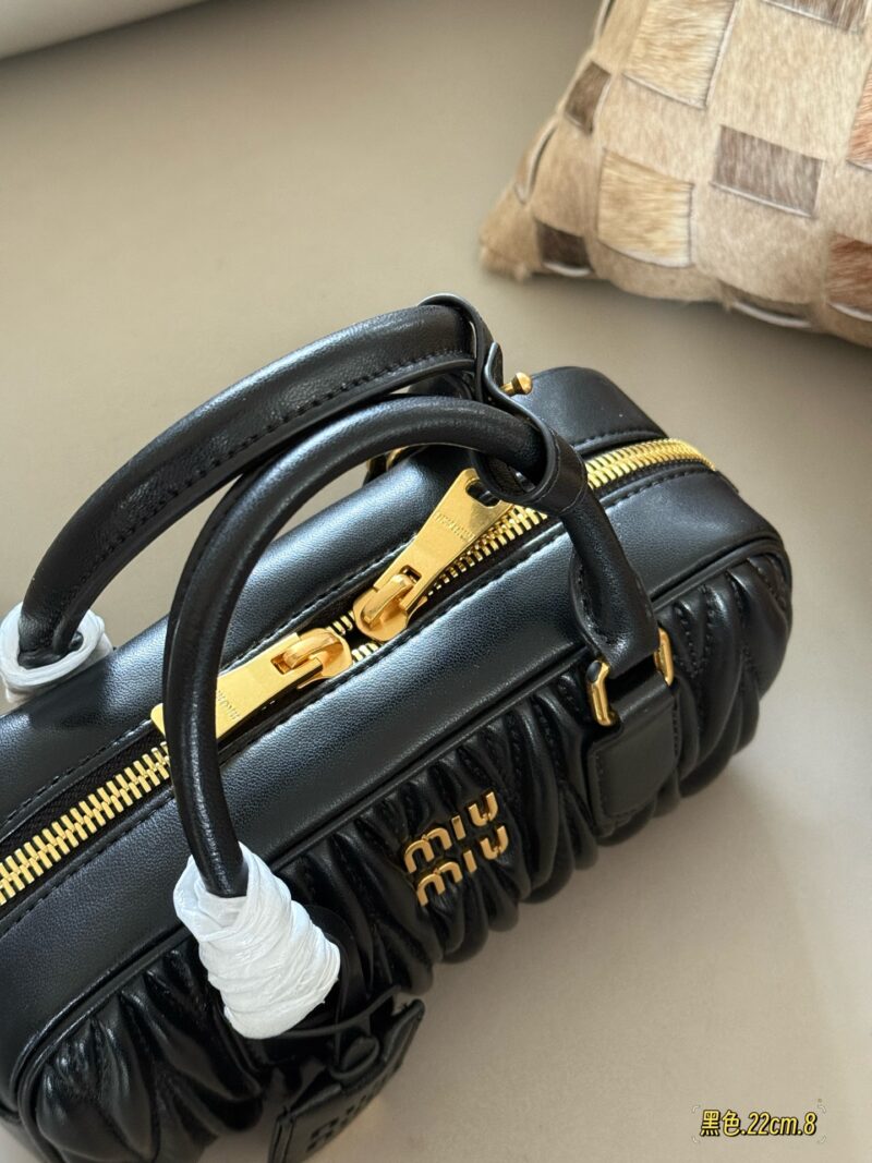 255 Upgraded Edition Box
size：22*11cm
New size of miumiu bowling ball ??
It's hard not to love!
It's hard not to be tempted by this size!
Can be carried by hand or slung diagonally
Full capacity~~
The appearance is Princess Miumiu!