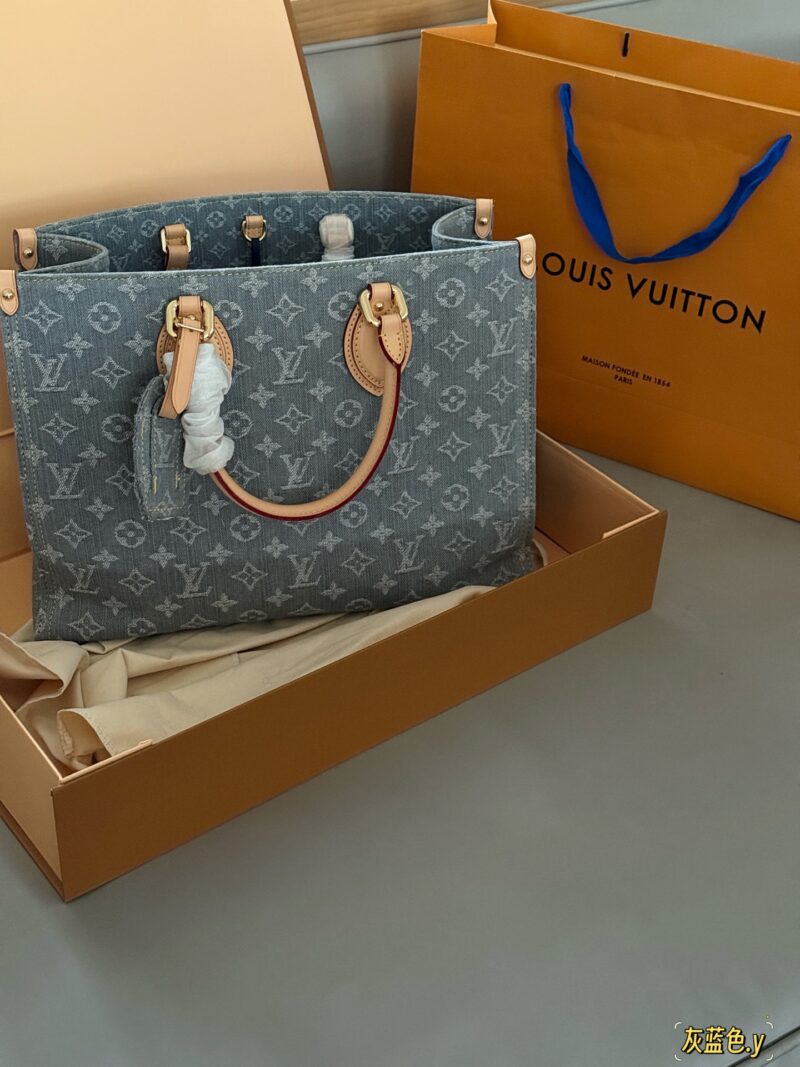 3ca72d7c22.jpg 330 with packaging
size:34*26cm
L Home On the Go Cowboy Shopping Bag ??
25fw new model on the go
So elegant
I will always love tannins! Who can refuse LV's denim style
Search Lv on the go shopping bag