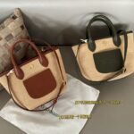 200 with 220 boxes
Size: 17 base, 28 width, 19 height (small)
28 base, 46 upper width, 35 height (large)
Summer outfit | Longxiang grass woven shoulder bag
The appearance is too high! Perfect for pairing with various leisure and holiday styles, the S...