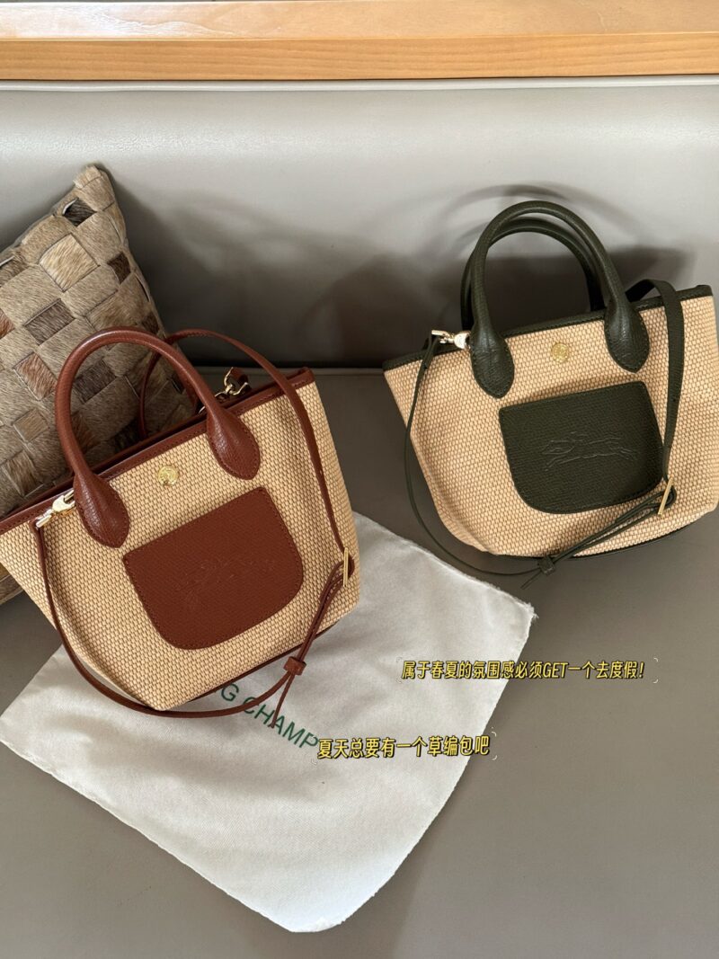 3cae17db1b.jpg 200 with 220 boxes
Size: 17 base, 28 width, 19 height (small)
28 base, 46 upper width, 35 height (large)
Summer outfit | Longxiang grass woven shoulder bag
The appearance is too high! Perfect for pairing with various leisure and holiday styles, the S...