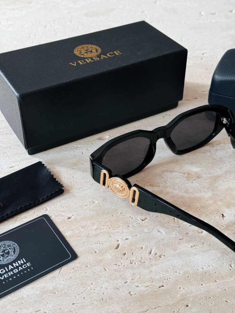 3cb37d4577.jpg 210 sets of complete packaging
Versace Classic Style Side Mirror Leg Cat Eye Frame+Featured Black Gold Logo
Sweet and spicy, fashionable and full of design sense
Wearing these sunglasses quickly elevates your temperament to the next level, making it ...