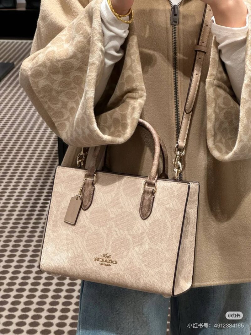 3ce5515ea6.jpg COACH | New Maggie Tote! A small tote bag with just the right size for live pictures
New Series Maggie Tote