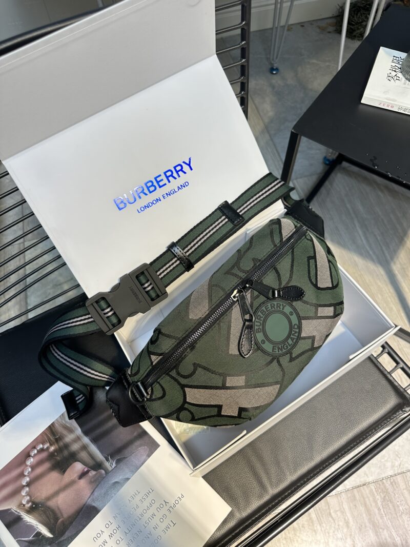 Green BURBERRY New Year NY ? Mlb Co branded Super Western Chest Bag/Waist Bag Premium Version Fabric is custom-made, N levels higher than the black ones on the market, with perfect embroidery inside, complete set of hardware logo size 31 * 19 * mod...