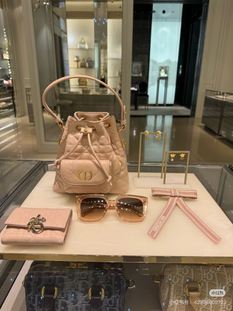 3d3e8ddbdf.jpg Dior Caro small bucket bag
